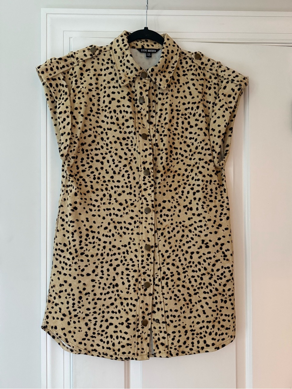 🌟Steve Madden Beige and Black Cheetah Print Button-Front mini dress.
